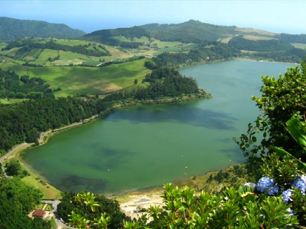 Full view of the placid Furnas Lake.